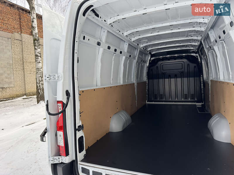 Вантажний фургон Opel Movano 2021 в Кореці