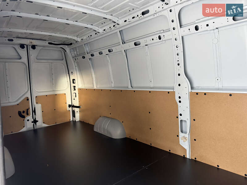 Вантажний фургон Opel Movano 2021 в Кореці