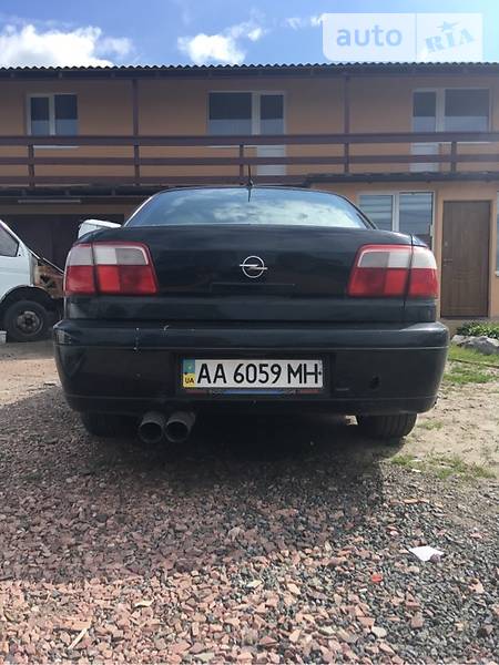 Opel Omega 2000 року