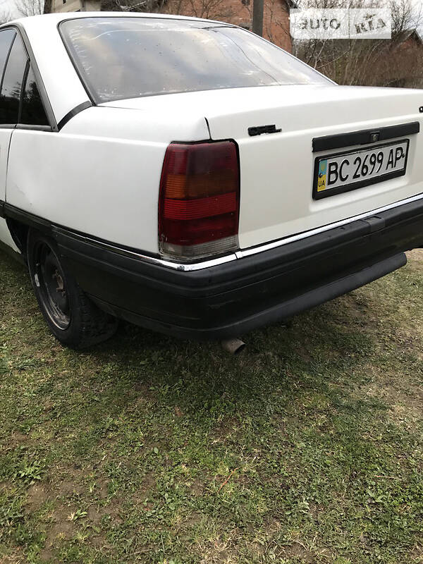 Седан Opel Omega 1988 в Стрию