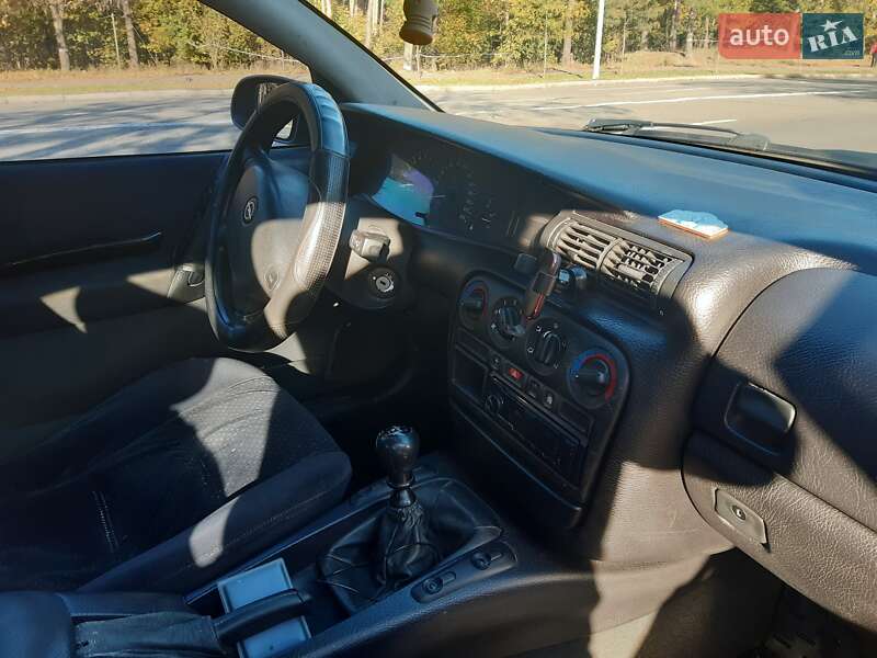 Седан Opel Omega 1998 в Киеве