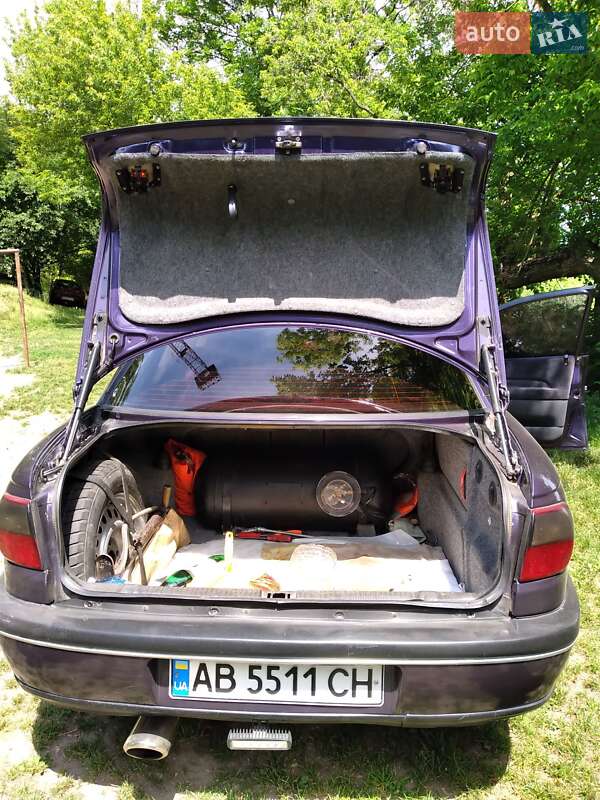 Седан Opel Omega 1995 в Жмеринке