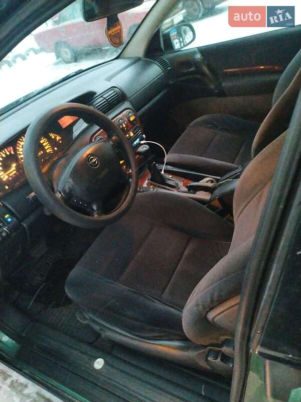 Седан Opel Omega 1998 в Покровске