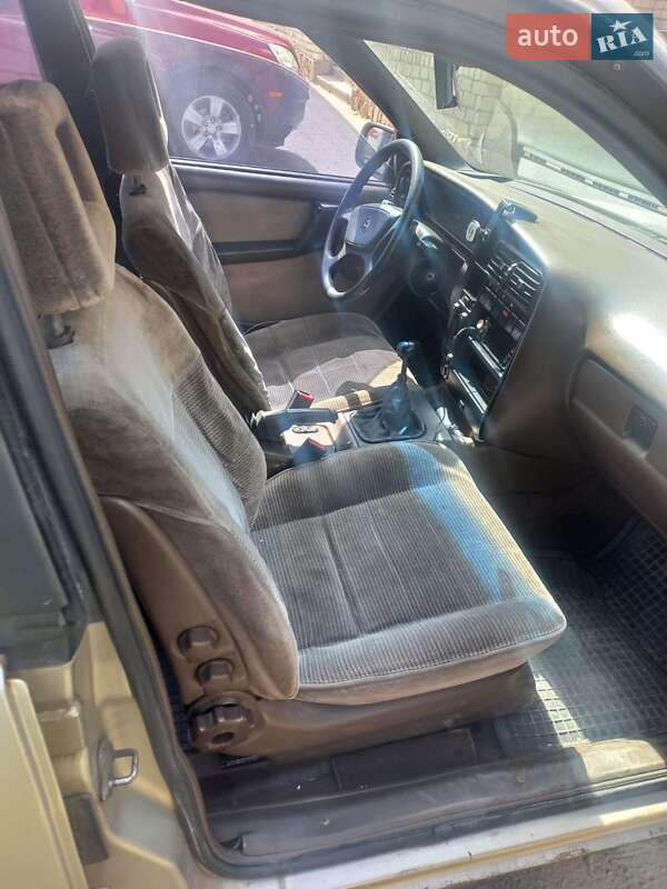 Седан Opel Omega 1988 в Тернополе