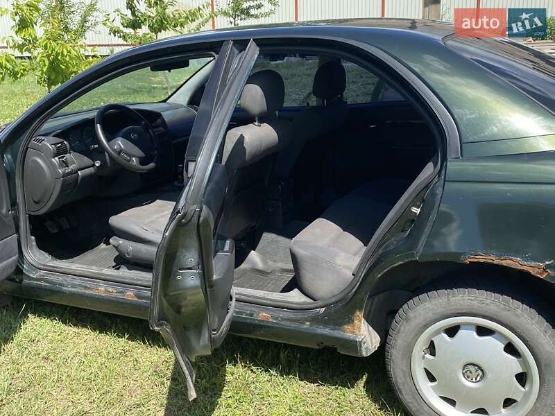 Седан Opel Omega 2002 в Вишневом