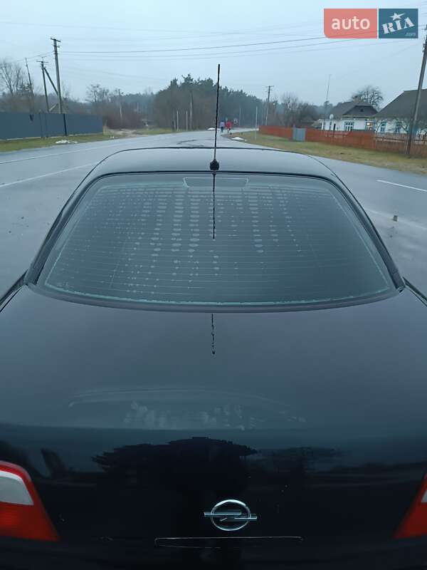 Седан Opel Omega 2000 в Шацьку