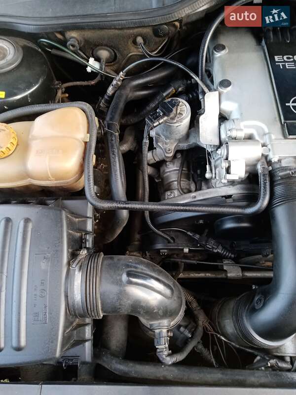 Седан Opel Omega 1999 в Верховине