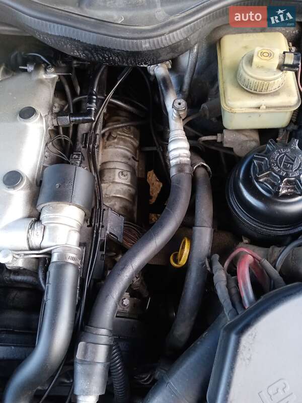 Седан Opel Omega 1999 в Верховине