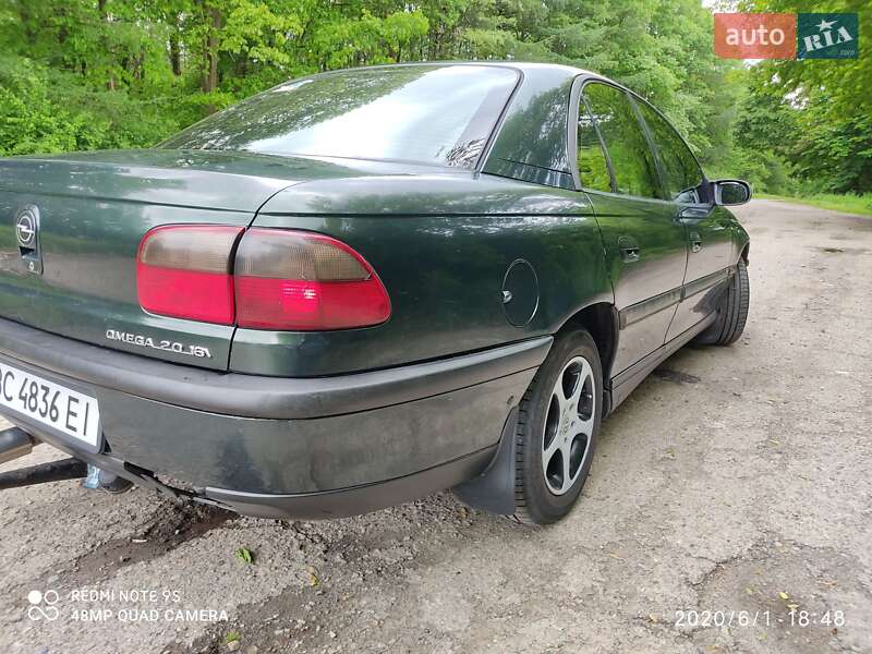 Седан Opel Omega 1995 в Самборе