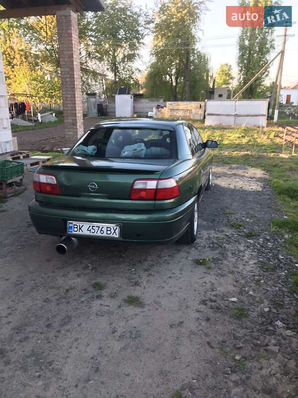 Седан Opel Omega 2001 в Луцьку