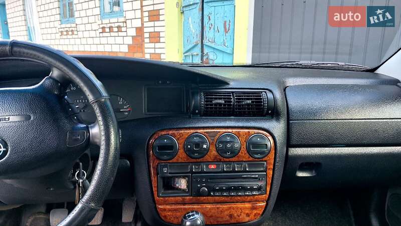 Седан Opel Omega 1998 в Бершаді