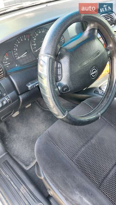 Седан Opel Omega 1998 в Бершаді