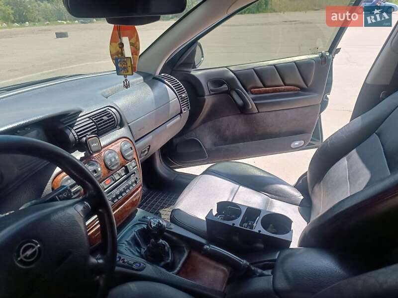 Седан Opel Omega 1998 в Павлограді