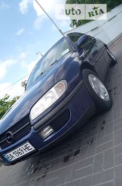 Седан Opel Omega 1998 в Киеве