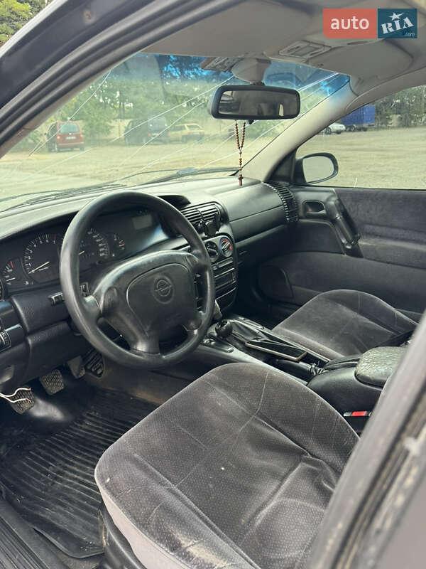 Седан Opel Omega 1994 в Могилев-Подольске