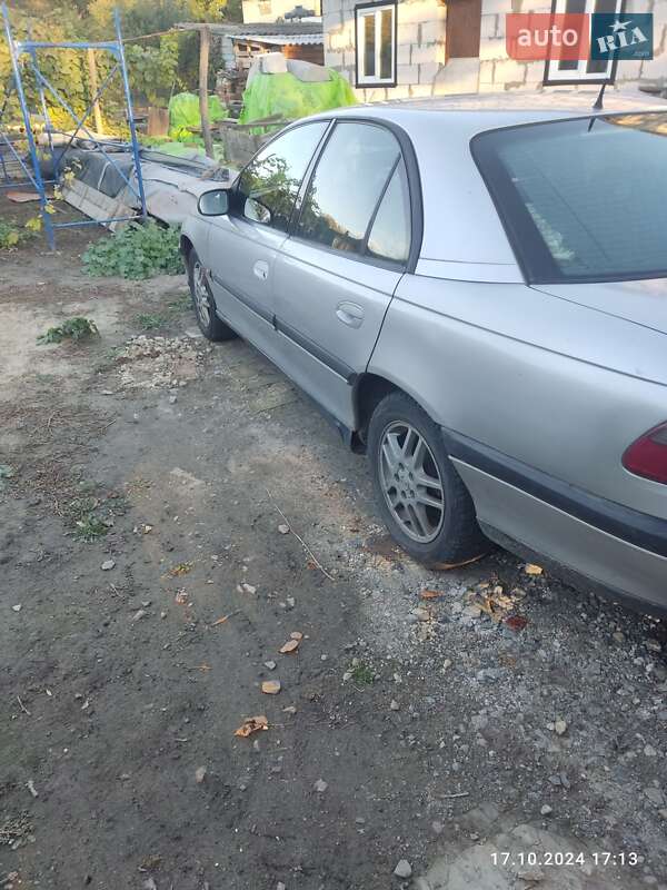 Седан Opel Omega 1996 в Каневе