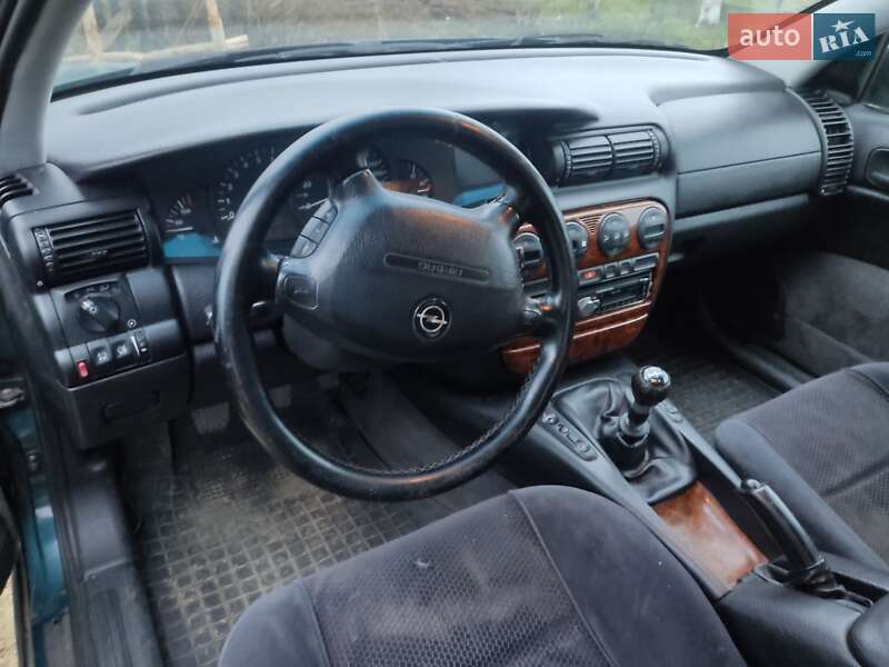 Седан Opel Omega 1998 в Пустомытах