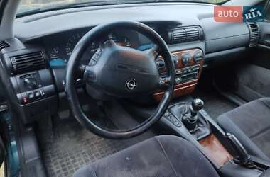 Седан Opel Omega 1998 в Пустомитах