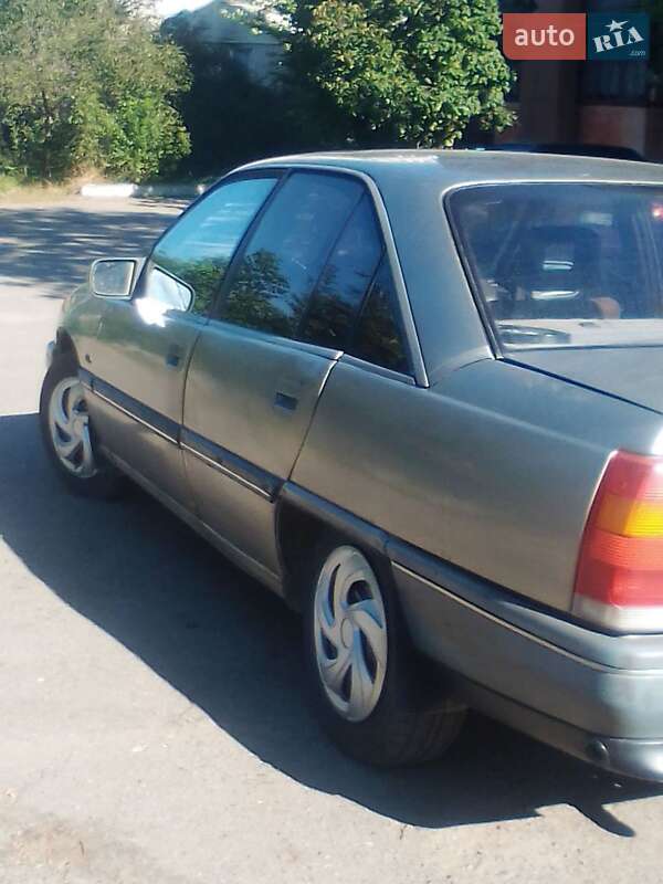 Седан Opel Omega 1988 в Бершади