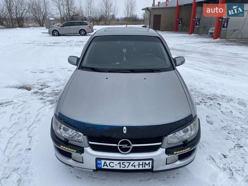 Седан Opel Omega 1994 в Нововолынске