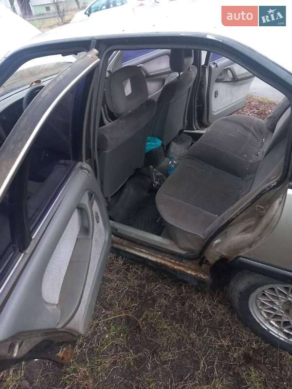 Седан Opel Omega 1993 в Гребінках