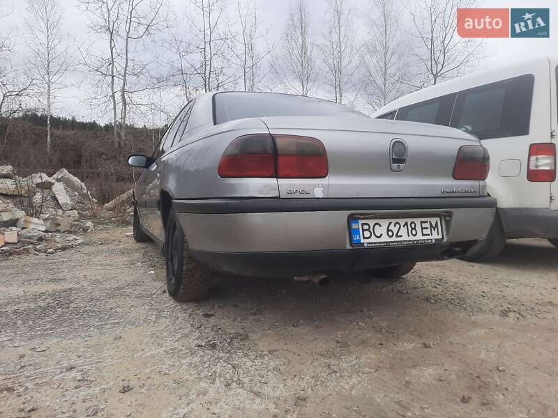 Седан Opel Omega 1995 в Вараше