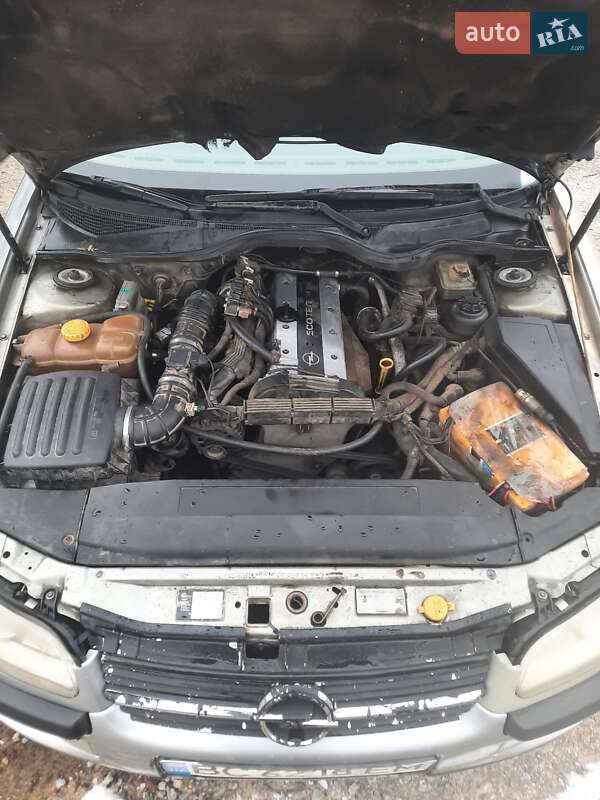 Седан Opel Omega 1995 в Вараше
