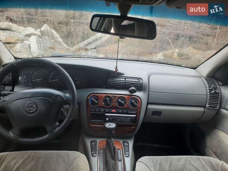 Седан Opel Omega 1995 в Вараше