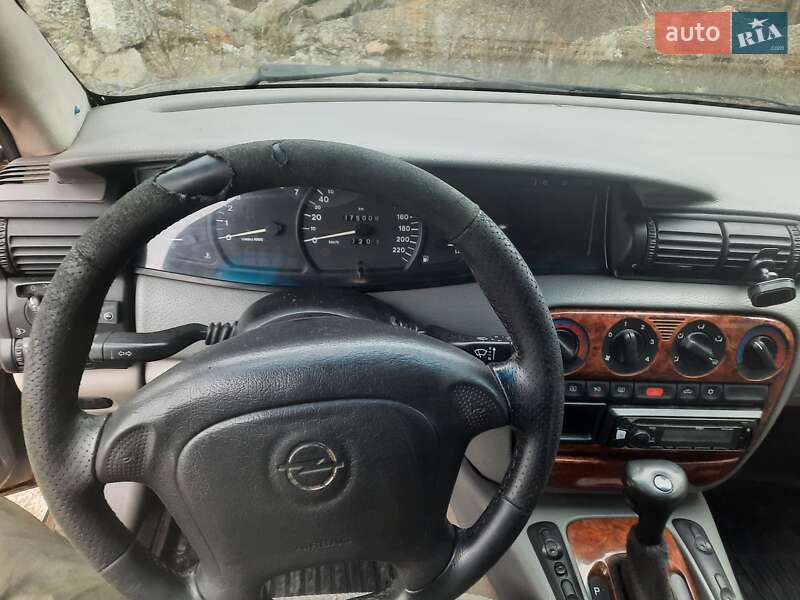 Седан Opel Omega 1995 в Вараше