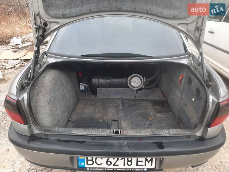 Седан Opel Omega 1995 в Вараше