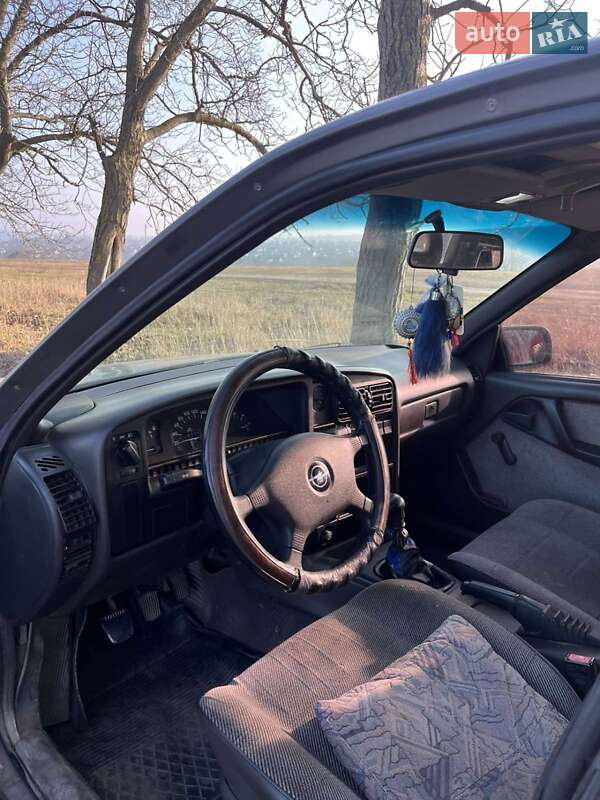 Седан Opel Omega 1988 в Черновцах
