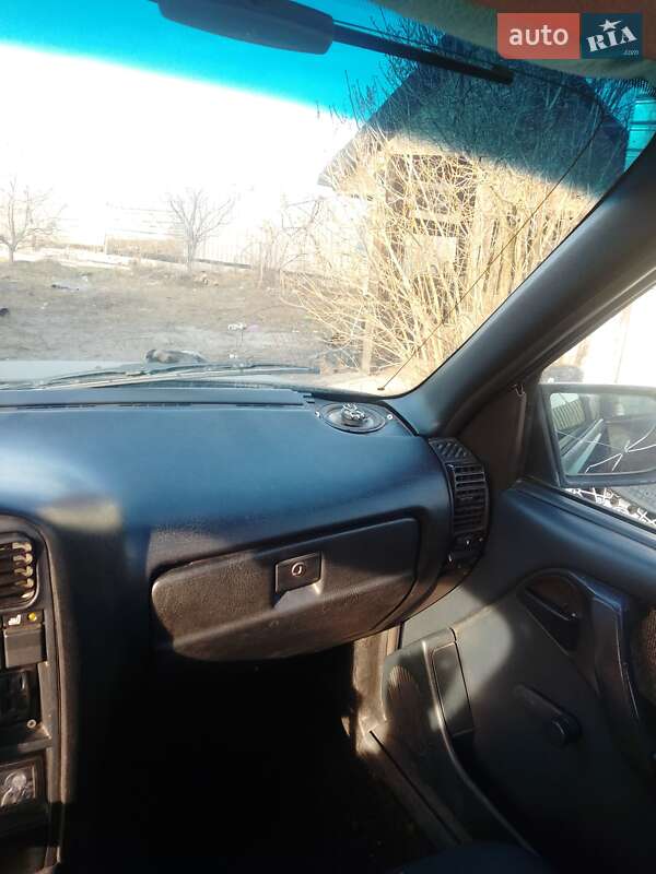 Седан Opel Omega 1989 в Киеве
