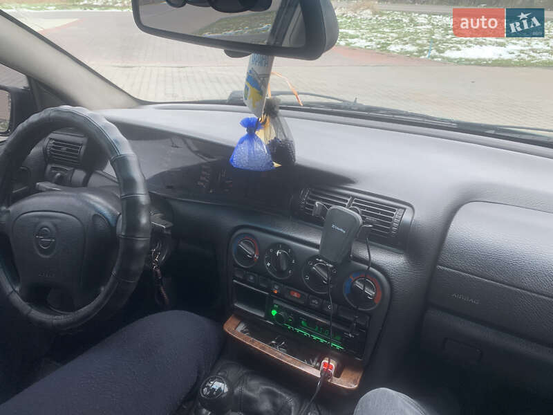 Седан Opel Omega 1995 в Жидачове