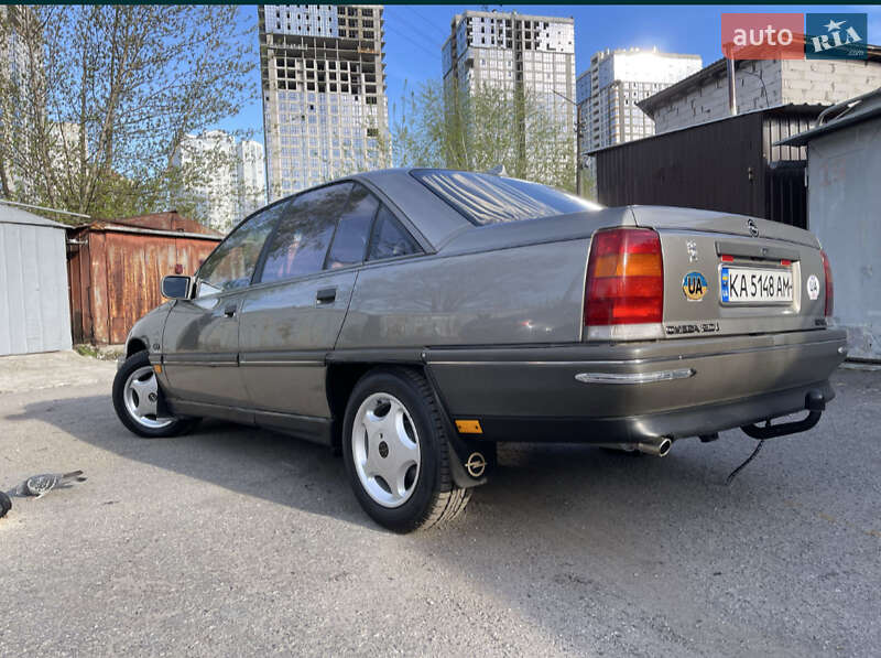 Седан Opel Omega 1987 в Киеве