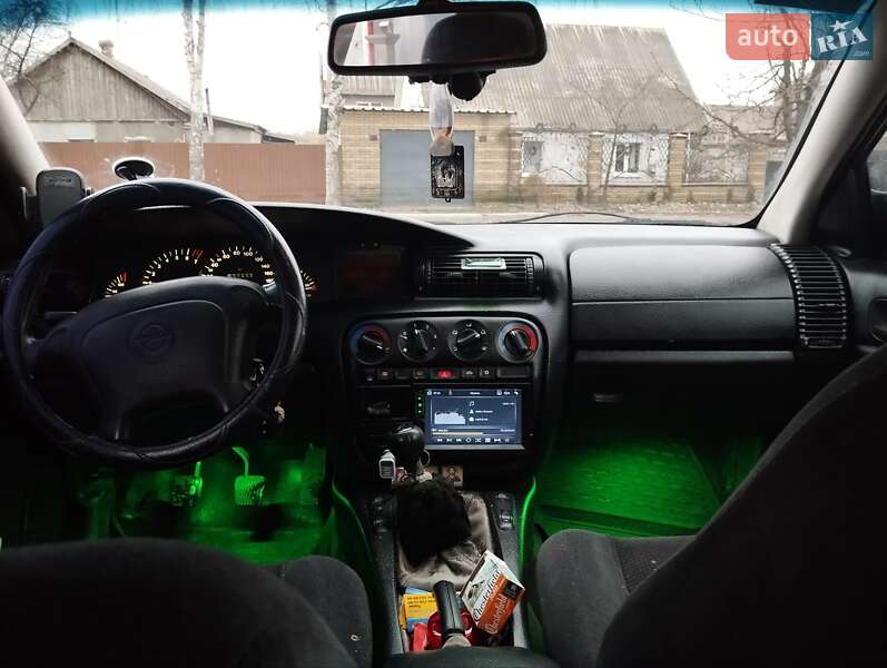 Седан Opel Omega 1995 в Орловщине
