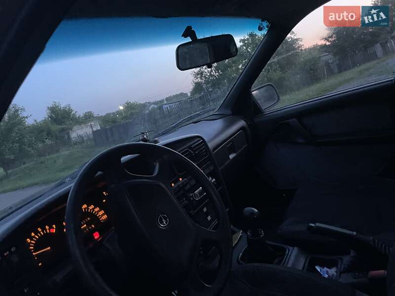 Седан Opel Omega 1991 в Днепре