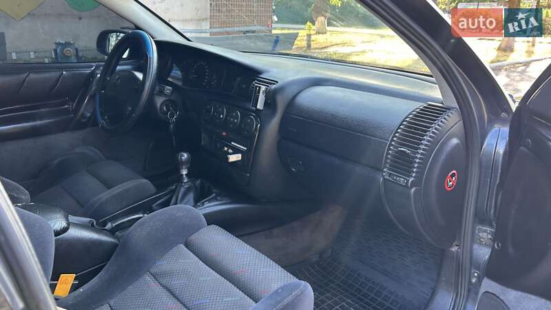 Седан Opel Omega 1996 в Новому Бузі