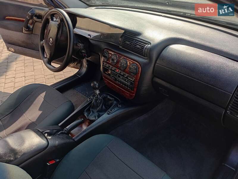 Седан Opel Omega 1998 в Львове