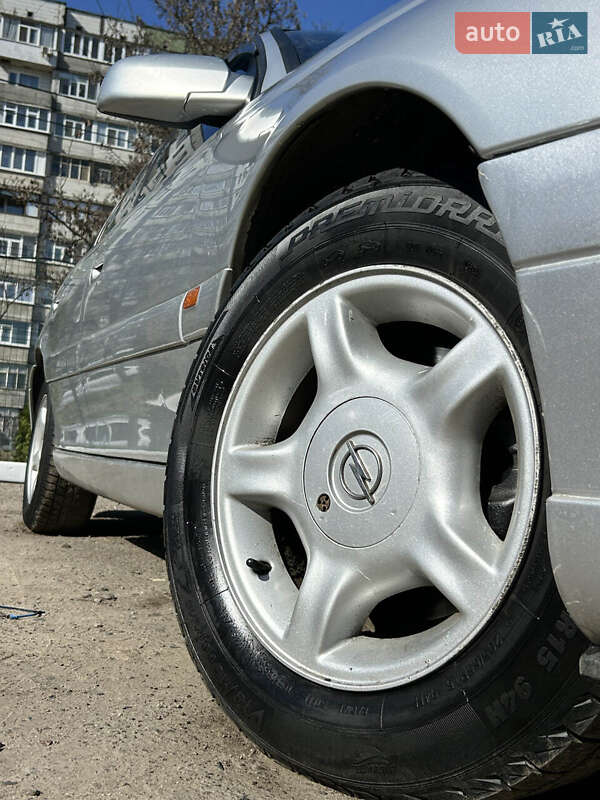 Седан Opel Omega 2000 в Сумах