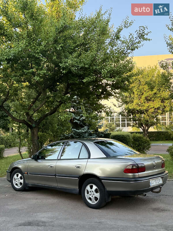 Седан Opel Omega 1999 в Обухове