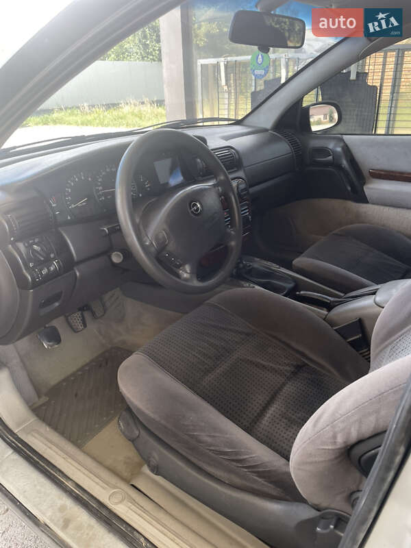 Седан Opel Omega 1999 в Косове