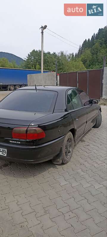 Седан Opel Omega 1999 в Верховине