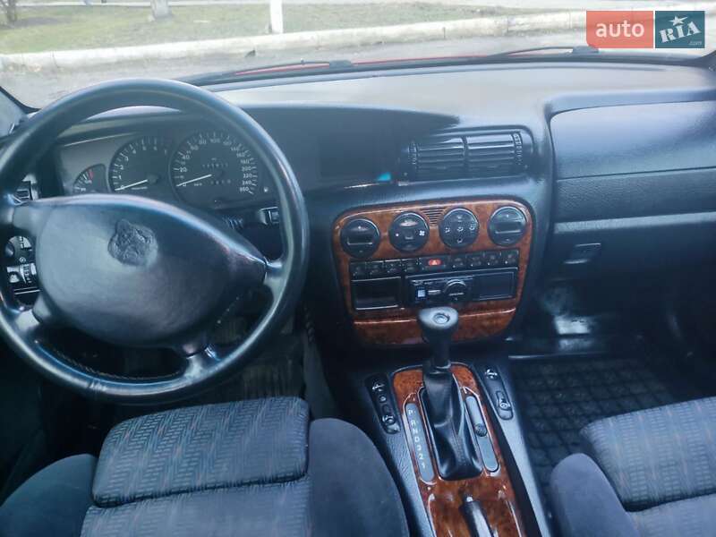 Седан Opel Omega 1998 в Бурштыне