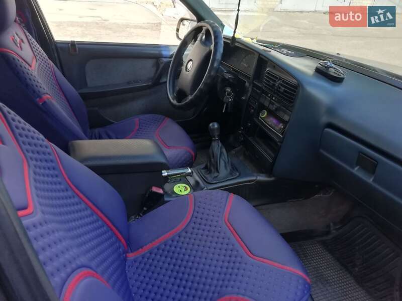 Седан Opel Omega 1988 в Сумах