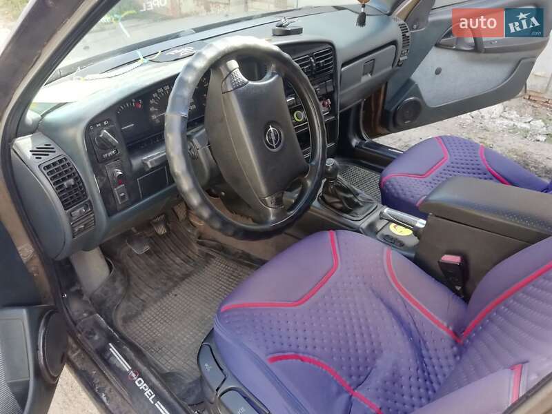 Седан Opel Omega 1988 в Сумах