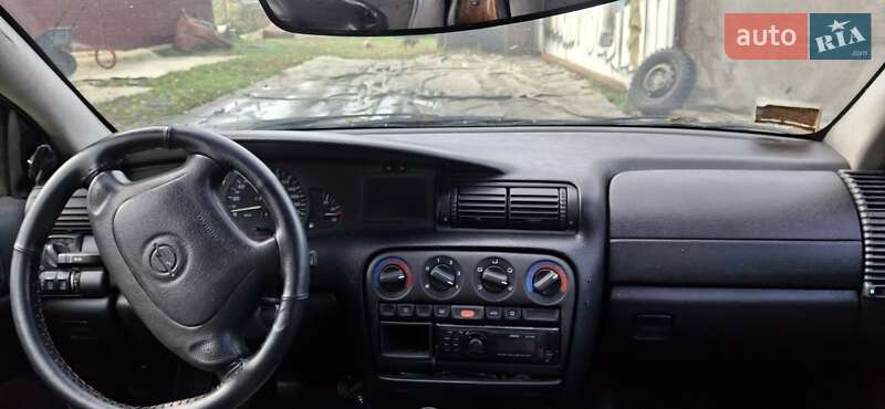 Седан Opel Omega 1995 в Києві