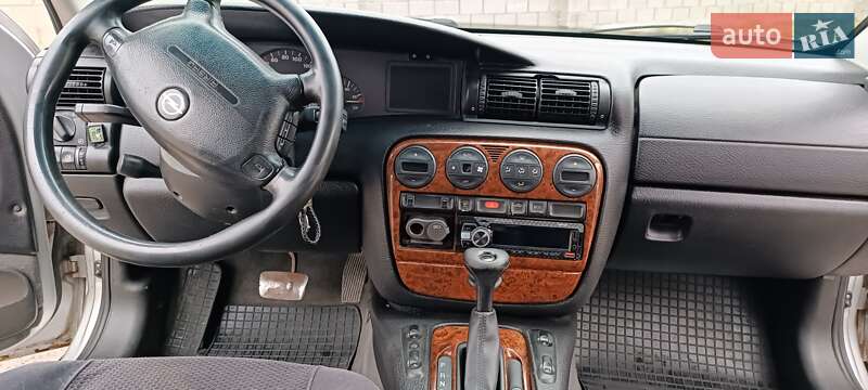 Седан Opel Omega 1999 в Сарнах