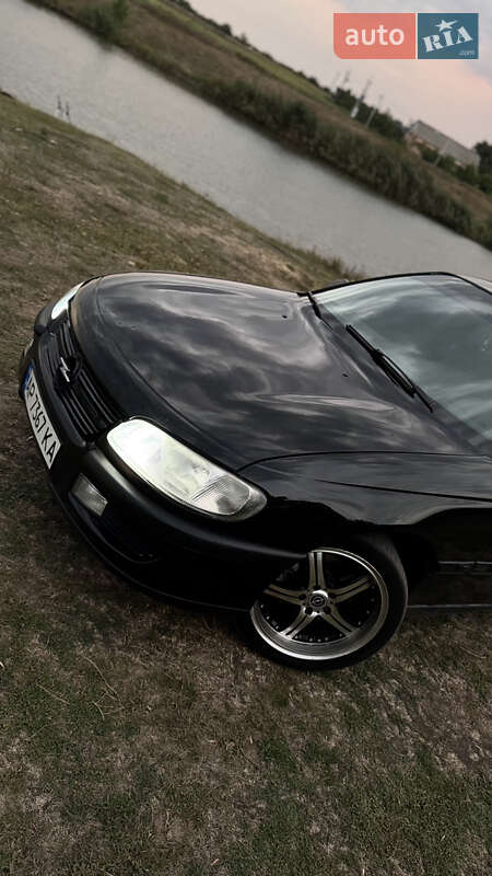 Седан Opel Omega 1998 в Синельниково