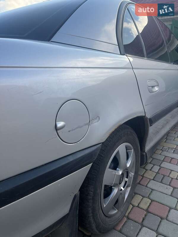 Седан Opel Omega 1998 в Новоукраинке