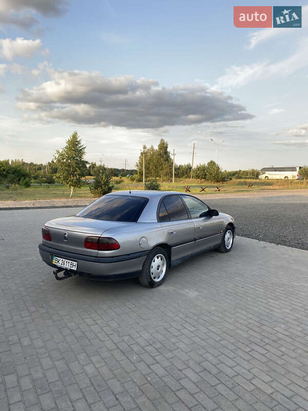 Седан Opel Omega 1995 в Вараше